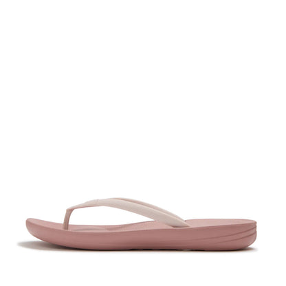 รองเท้าแตะ ผู้หญิง รุ่น FITFLOP X PANTONE IQUSHION SOLID