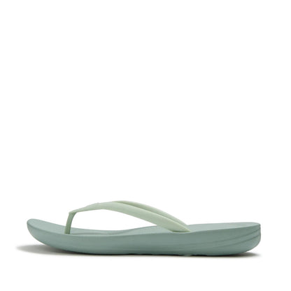 รองเท้าแตะ ผู้หญิง รุ่น FITFLOP X PANTONE IQUSHION SOLID